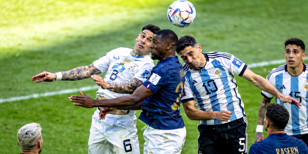 阿根廷队与法国队球员在以往交锋中争抢头球的精彩画面