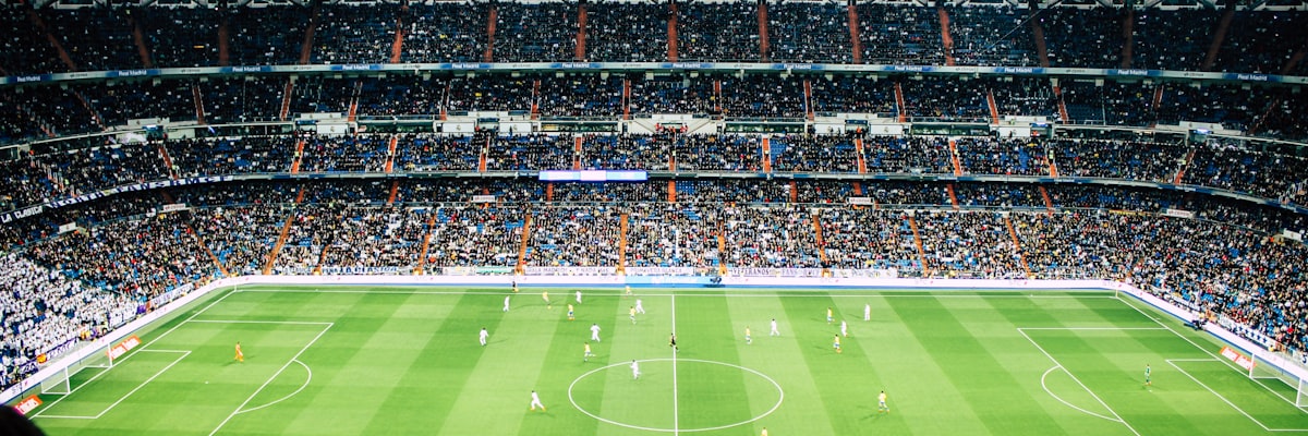 数据分析师正在使用多屏电脑分析世界杯比赛数据图表