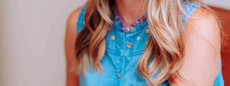 世界杯金靴奖奖杯特写，背景虚化